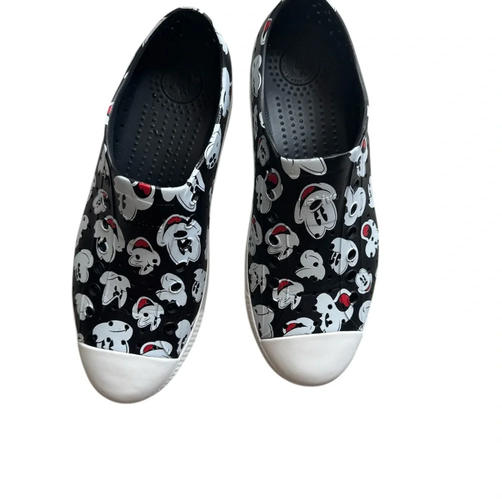 Native Jefferson Mickey Mouse Ghost Halloween Disney Collab Shoes

size 10

New - Picture 5 of 5
